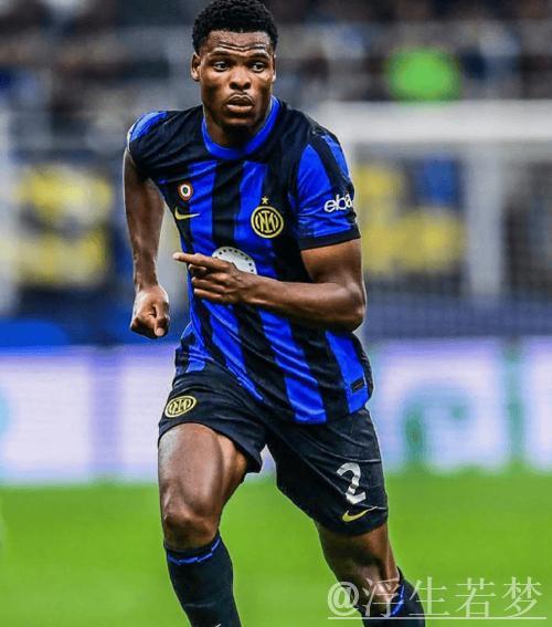 国米后卫邓弗里斯伤情未明，频繁动作引转会传闻