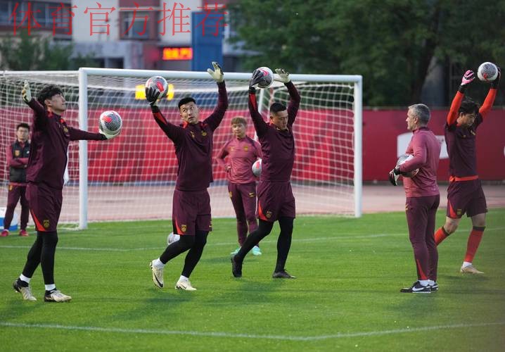 集结广州备战叙利亚 闷热环境下国足迎首训 集结广州备战叙利亚 闷热环境下国足迎首训